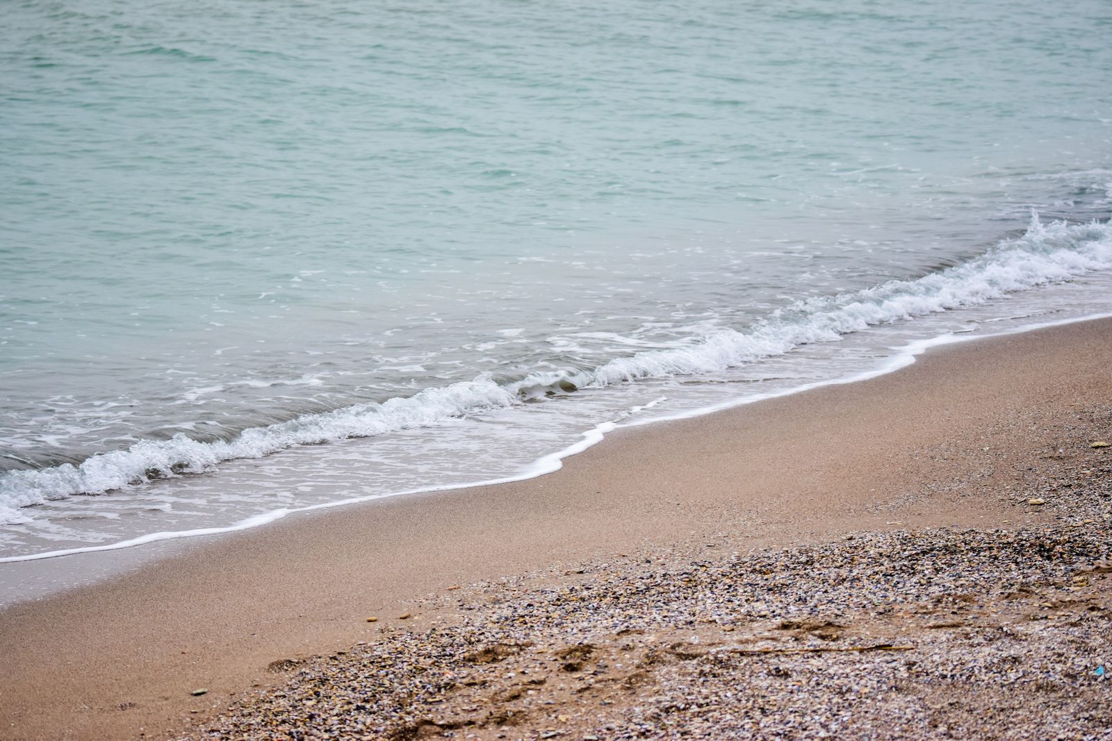 Ombak lembut menyapu tepi pantai